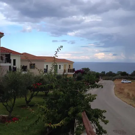 Livadaki Village فندق
