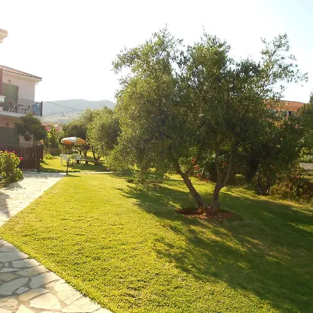 Livadaki Village فندق
